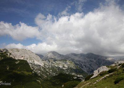 Vrh Korena, pogled na Kalški greben