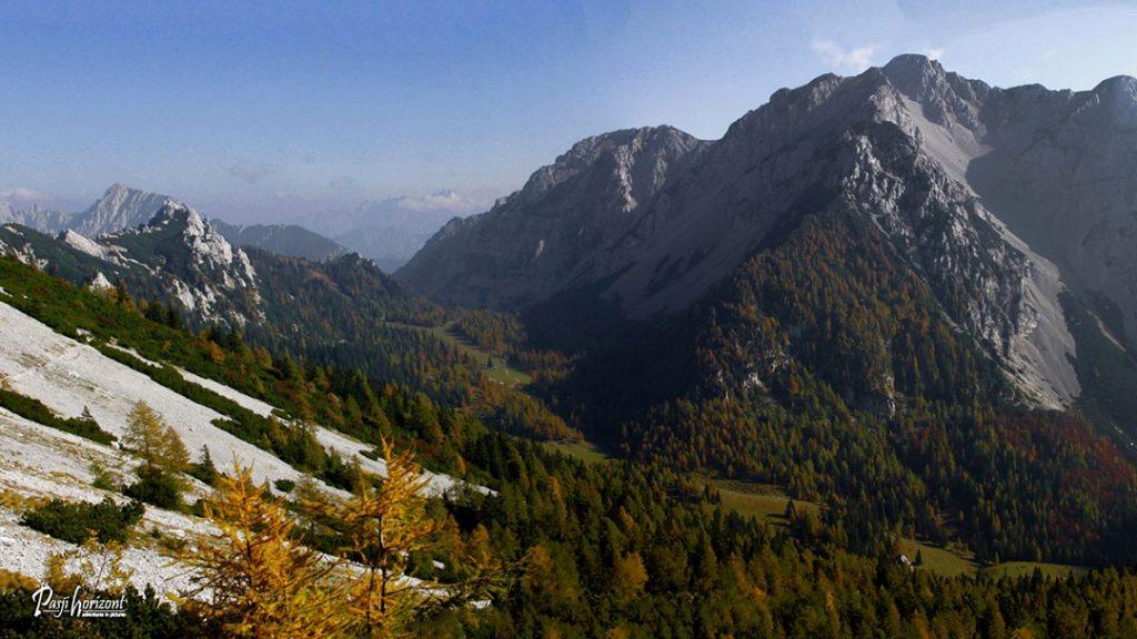 Pogled proti Zelenici med sestopom z Vrtače
