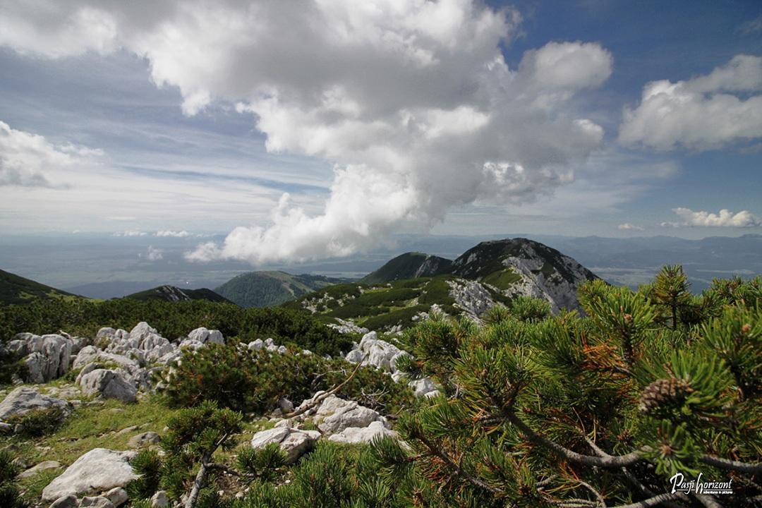 Pogled z Vrha Korena proti Krvavcu in grebenu Jež