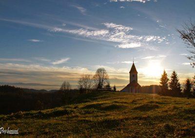Cerkev ob poti na planino Podvežak
