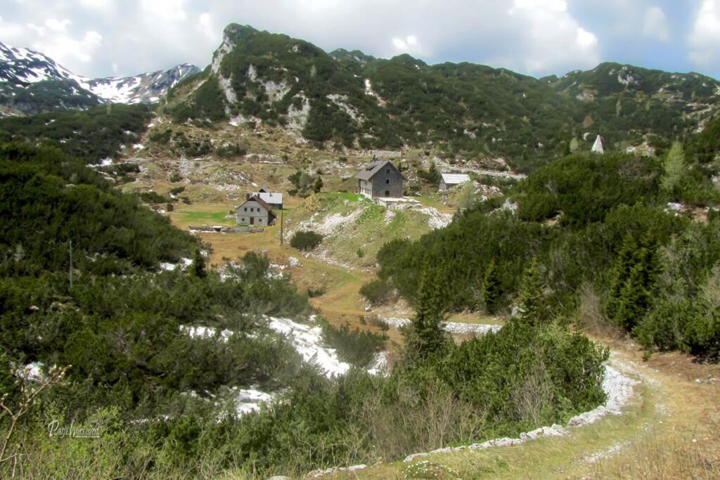 Koča pod Bogatinom na Planini pod Bogatinom