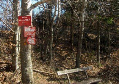 Pot na Lubnik, razpotje, klopca, označbe