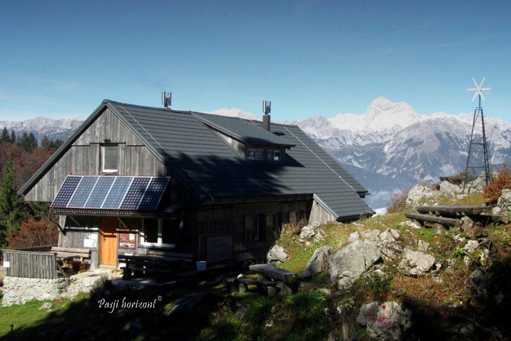 Oražnova koča na Planini za Liscem z razgledom