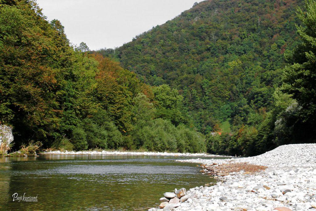 Reka Idrijca z naravo v okolici Tolmina med izletom po Posočju
