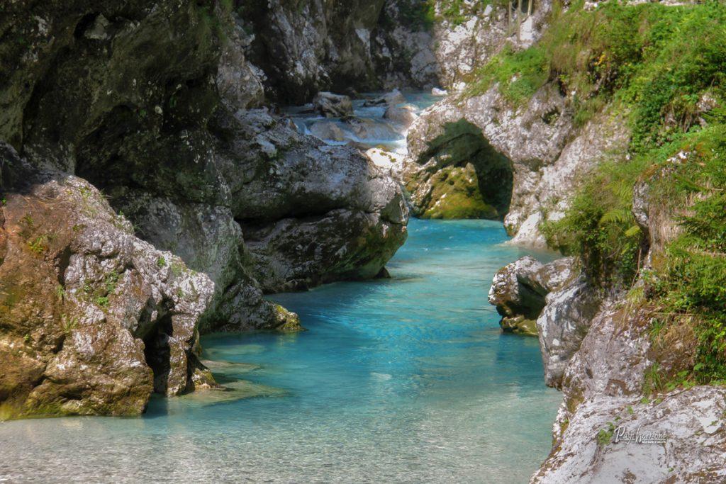 Tolminska korita s turkizno reko Tolminko in zeleno naravo