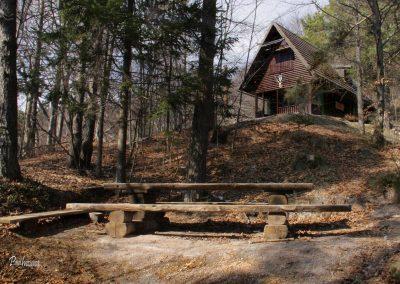 Lovska koča, Polhograjska grmada