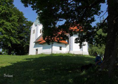Cerkvica Osolnik, počitek v senci