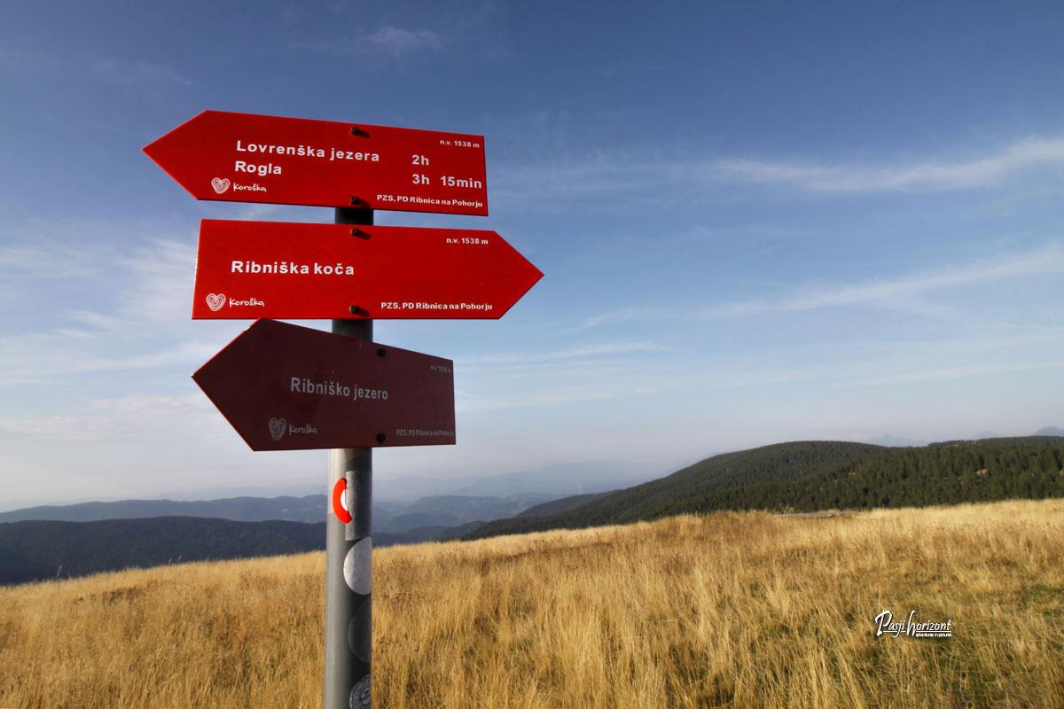 Ribnisko Pohorje, smerna tabla za Lovrenška jezera, Ribniško jezero in Jezerski vrh Ribnisko Pohorje, smerna tabla za Lovrenška jezera, Ribniško jezero in Jezerski vrh