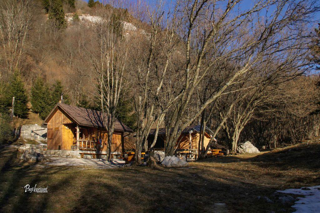Koča na Mali gori na Čavnu
