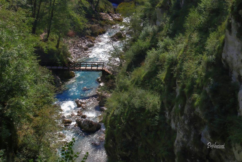 Pogled z vrha na Tolminske brzice in most