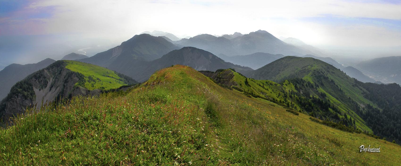 Panoramski razgled z Dovške Babe na gorski greben