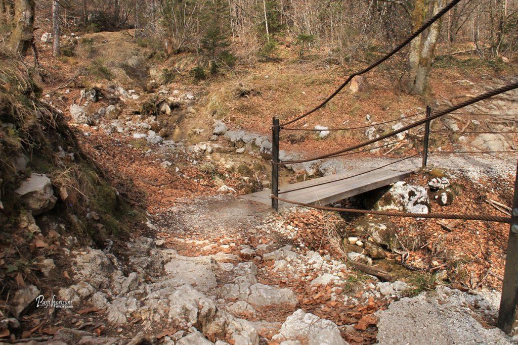 Mali mostovi čez pritoke na poti skozi Korita Mostnice v Bohinju