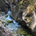Modrozeleni odtenki potoka Mostnica v Koritih Mostnice pri Bohinju