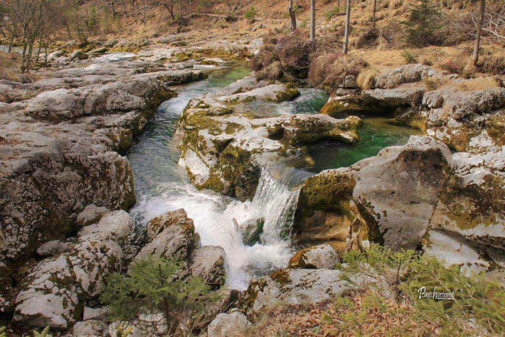 Tolmuni in manjši slapovi ob poti skozi Korita Mostnice v Bohinju