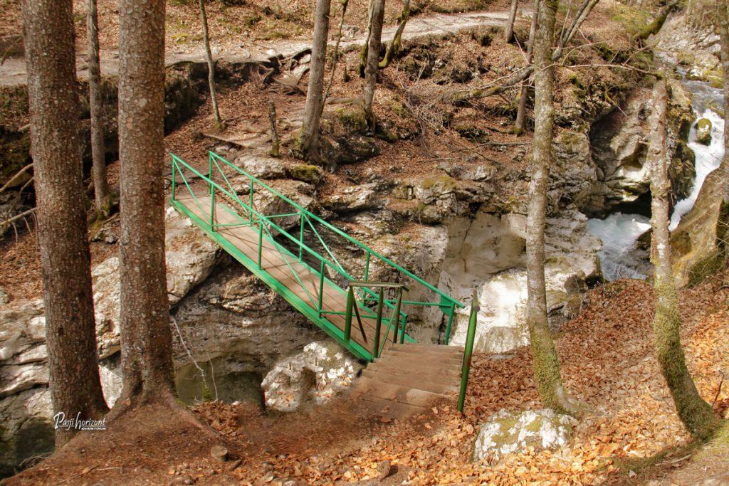 Most čez Korita Mostnice na poti v Bohinju