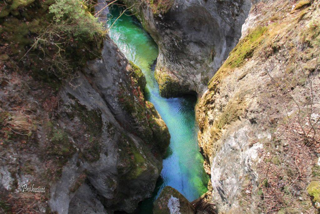 Pogled na turkizno Mostnico iz Hudičevega mostu
