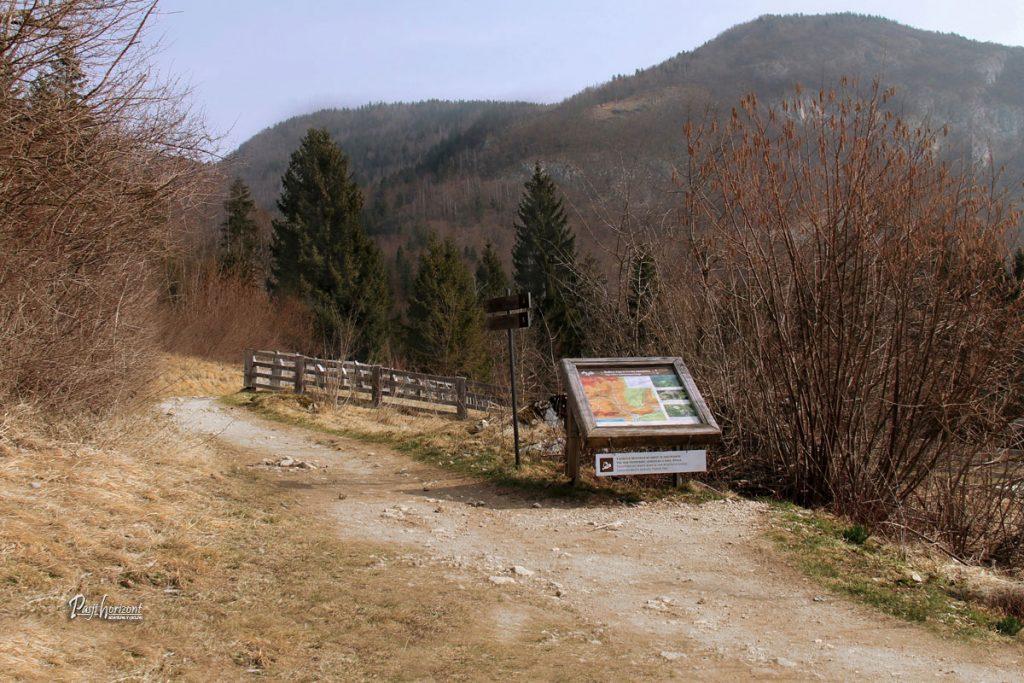 Parkirišče v Stari Fužini, kjer se začne pot do Korit Mostnice