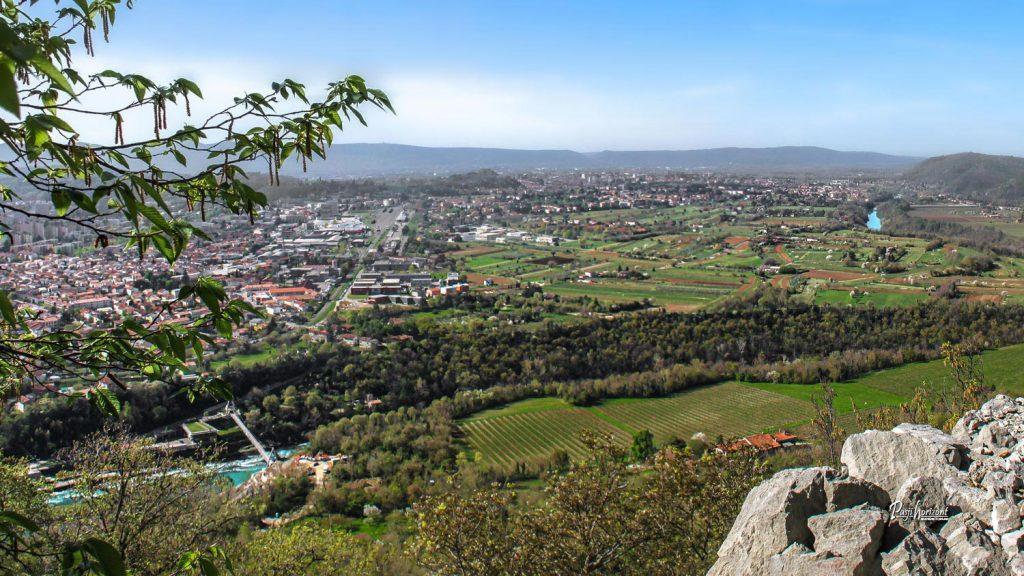 Razgled s poti na Sabotin na Novo Gorico in Gorico