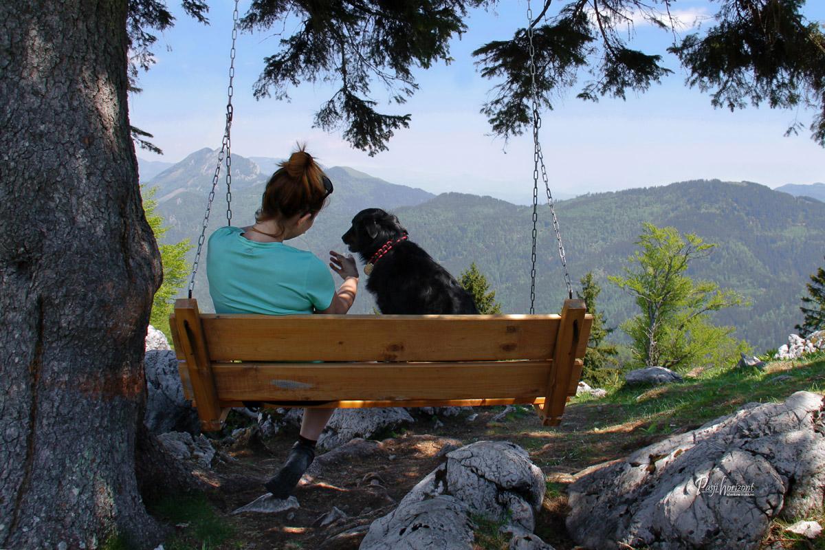 Midva na Gojški planini Počitek na klopci ob povratku na Gojški planini