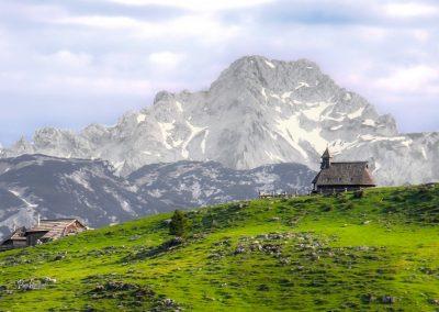 Razgled na hribe in kapelico Marije Snežne