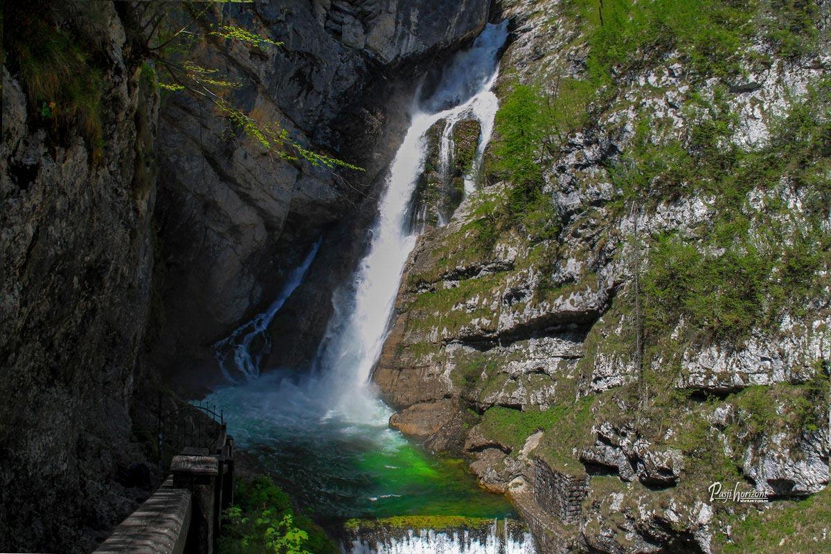 Slap Savica v Bohinju med izletom s psom
