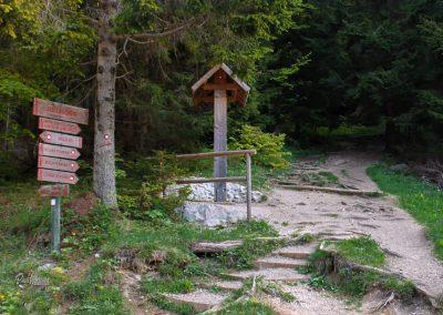 Začetek poti, smerne table za Veliko planino