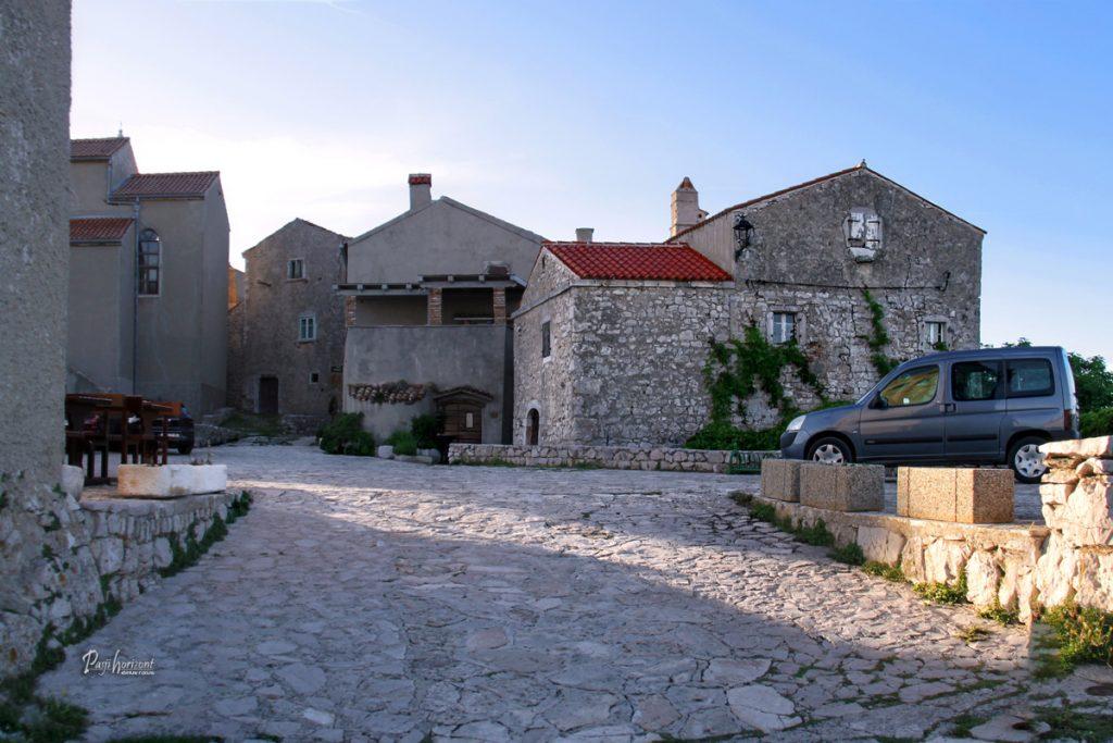 Vhod v vas Lubenice na otoku Cres