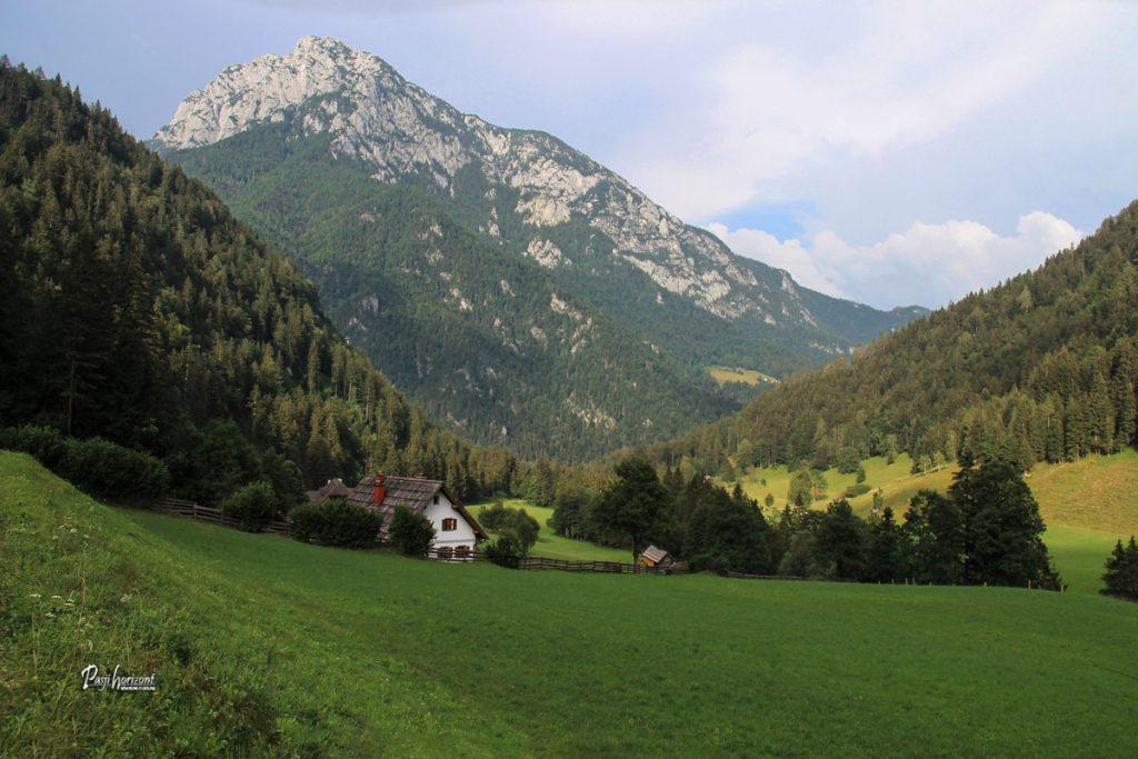 Izhodišče za pohod v Robanov kot, zadaj Raduha