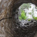 Pogled skozi naravni tunel Klemenča jama