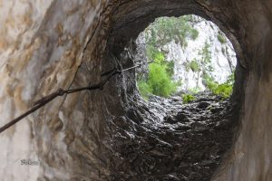 Pogled skozi naravni tunel Klemenča jama