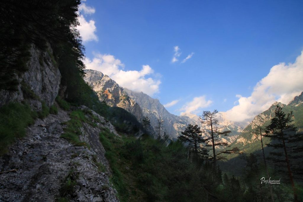 Razgled na gorske vrhove s poti proti Koči na Klemenči jami