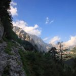 Razgled na gorske vrhove s poti proti Koči na Klemenči jami