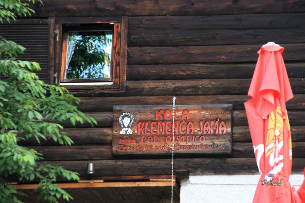 Leseno okno in tabla na Koči na Klemenči jami