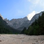 Ledeniška morena v Robanovem kotu, zadaj Ojstrica