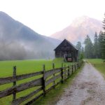 Travnik s pašno ograjo in hlevom na Robanovi planini