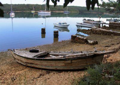 Zaliv Soline, Kaštenjež, čolni