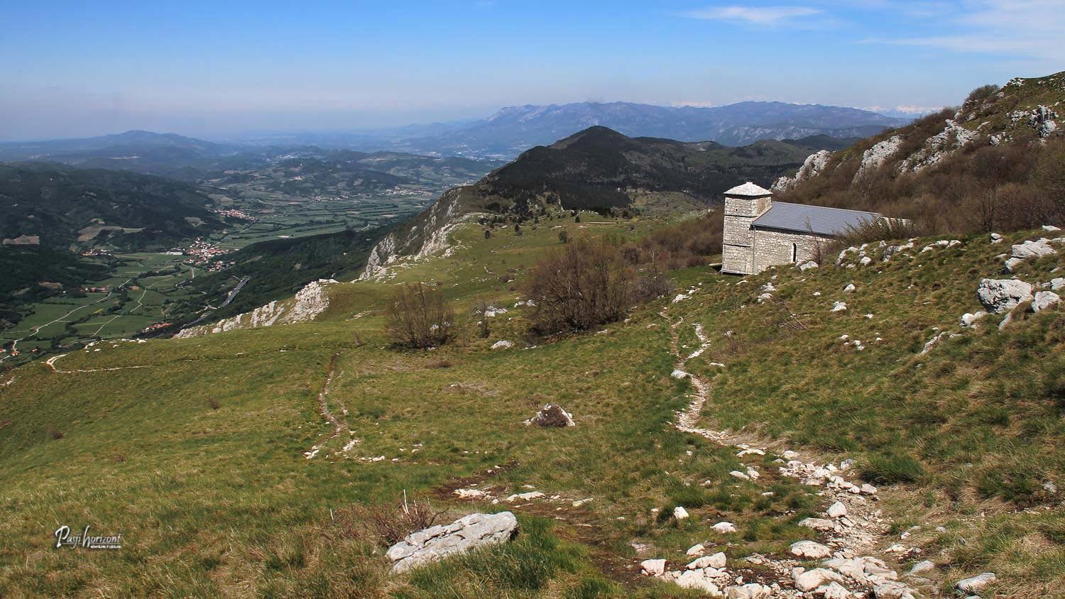 Cerkev sv. Hieronima in razgled proti Ajdovščini