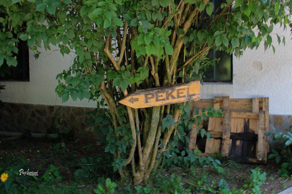 Smerna tabla za povratek proti Soteski Pekel