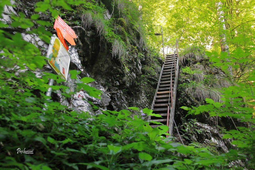 Stopnice na poti skozi Sotesko Pekel