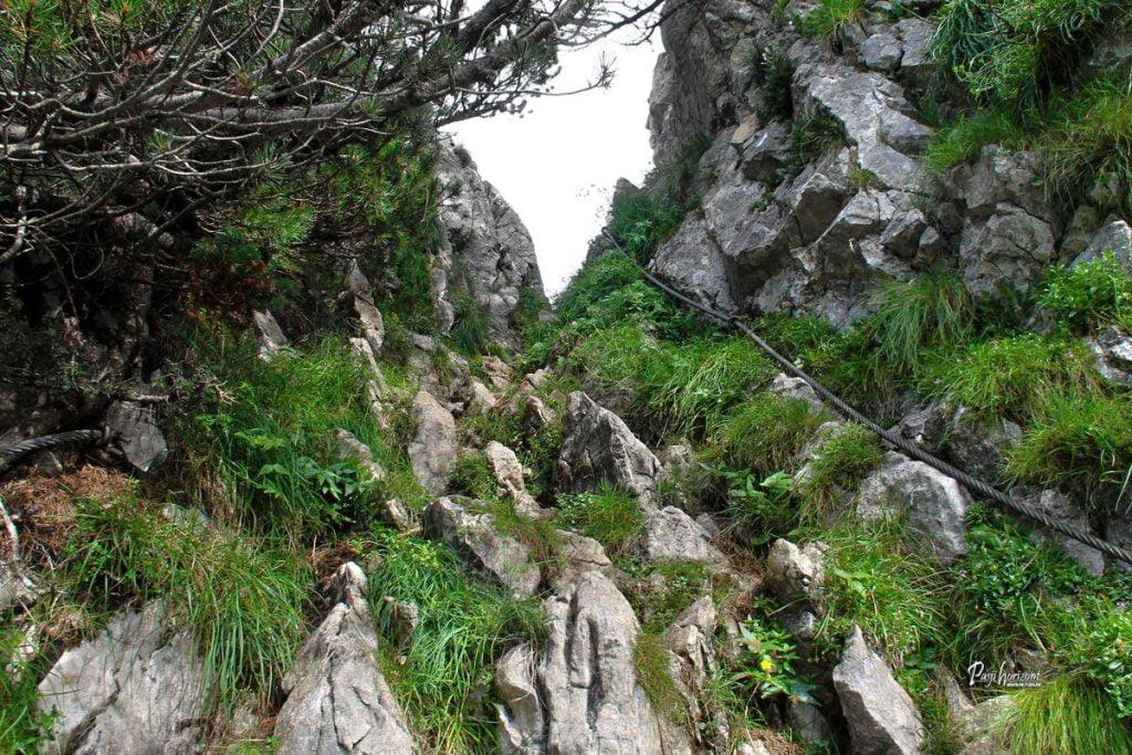 Pogled skozi skalno okno proti grebenu Pristovškega Storžiča