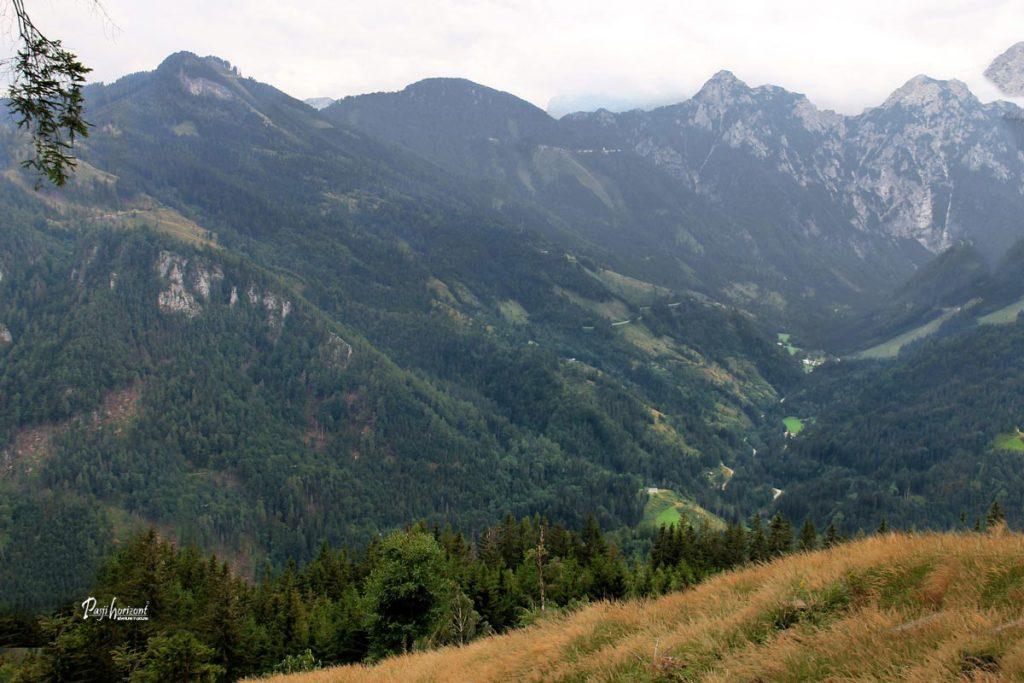 Razgled proti Jezerskemu s poti na Pristovški Storžič
