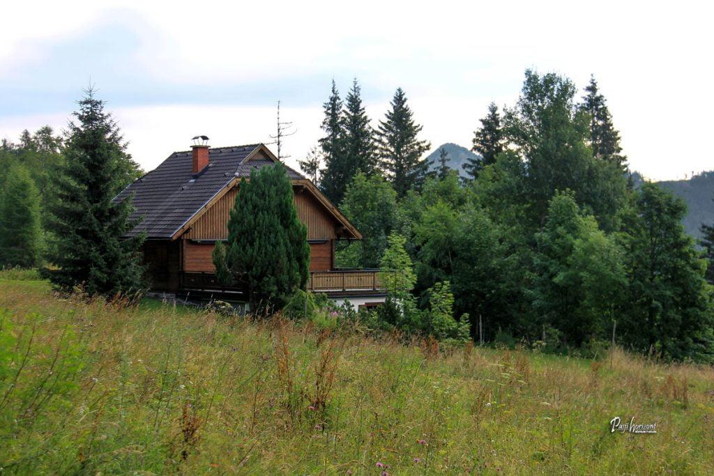 Vikendica ob poti z Jezerskega vrha na Pristovški Storžič