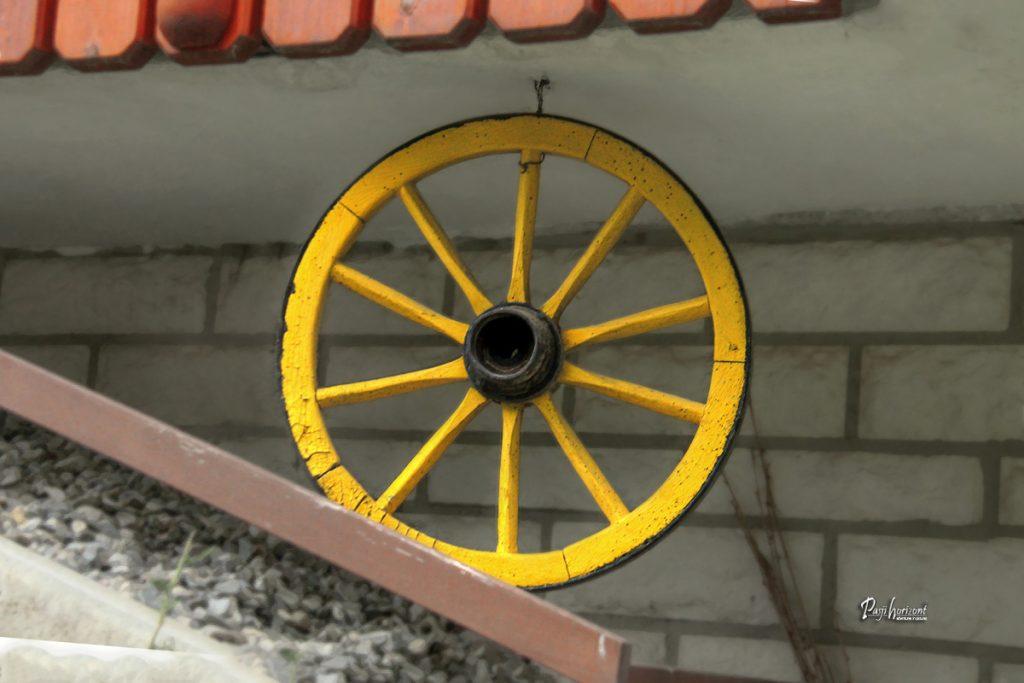 Ohranjen detajl starega kolesa za voz na eni od hiš v Lučah