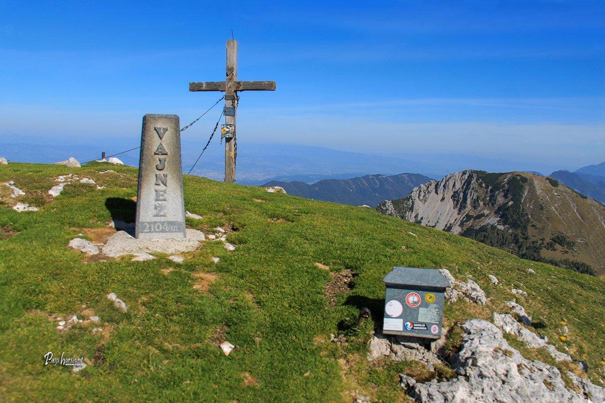 Vrh Vajnež (Weinasch) s križem in oznako ter razgledom v Avstrijo Vrh Vajnež (Weinasch) s križem in oznako ter razgledom v Avstrijo