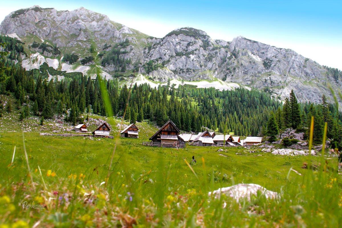 Pastirske koče na Planini Laze