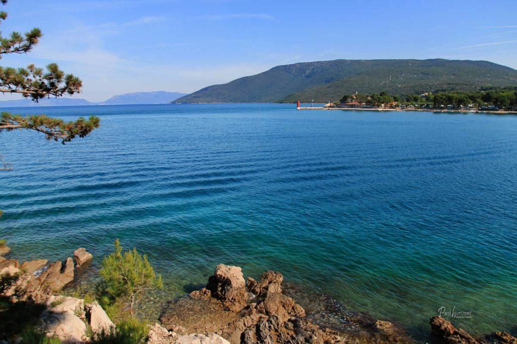 Cres, razgled s plaže ob počitku in uživanju v vajbu