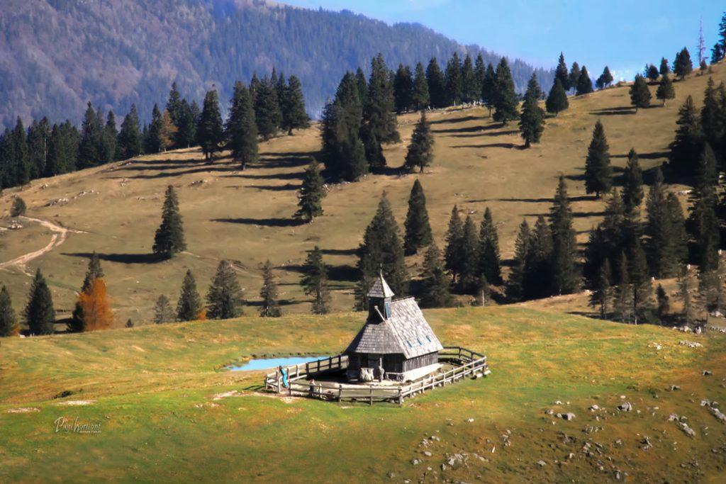 Kapela Marije Snežne in pastirska vas na Veliki planini