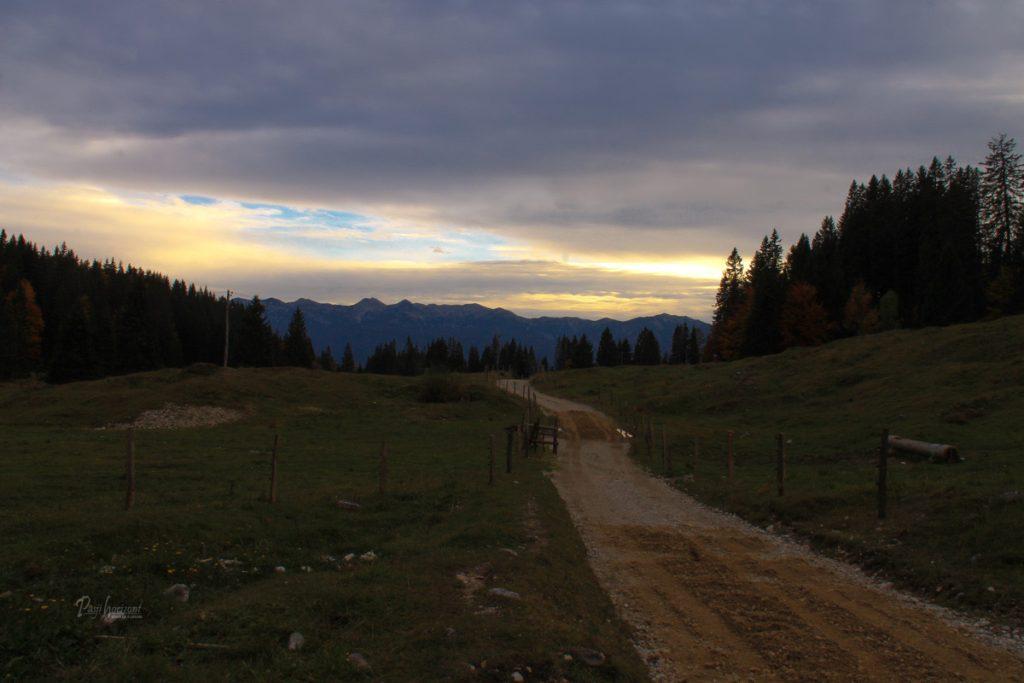 Sončni zahod nad planino Uskovnica