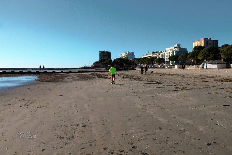 Peščena plaža in hoteli v Gradežu