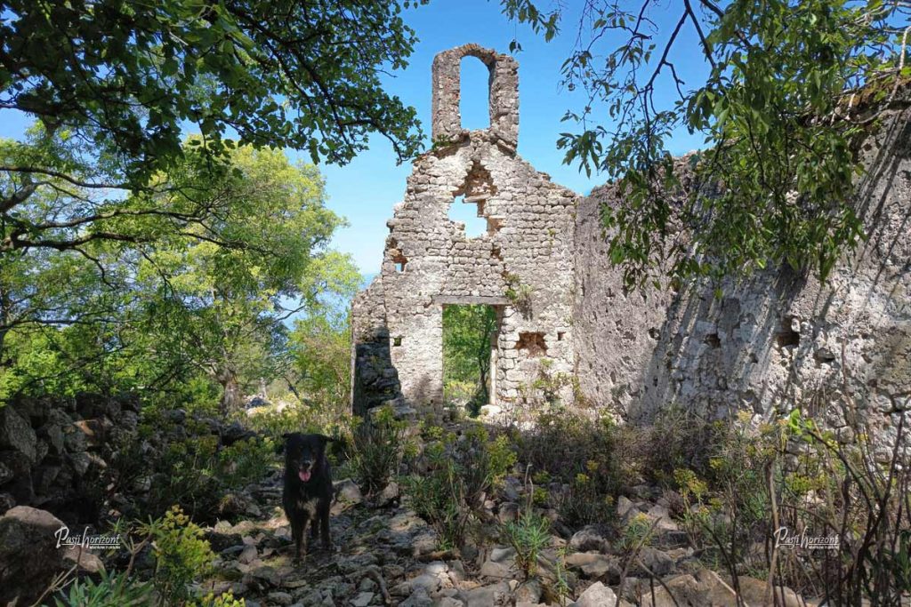 Ruševine cerkvice sv. Blaž na otoku Cres med kamnito pokrajino